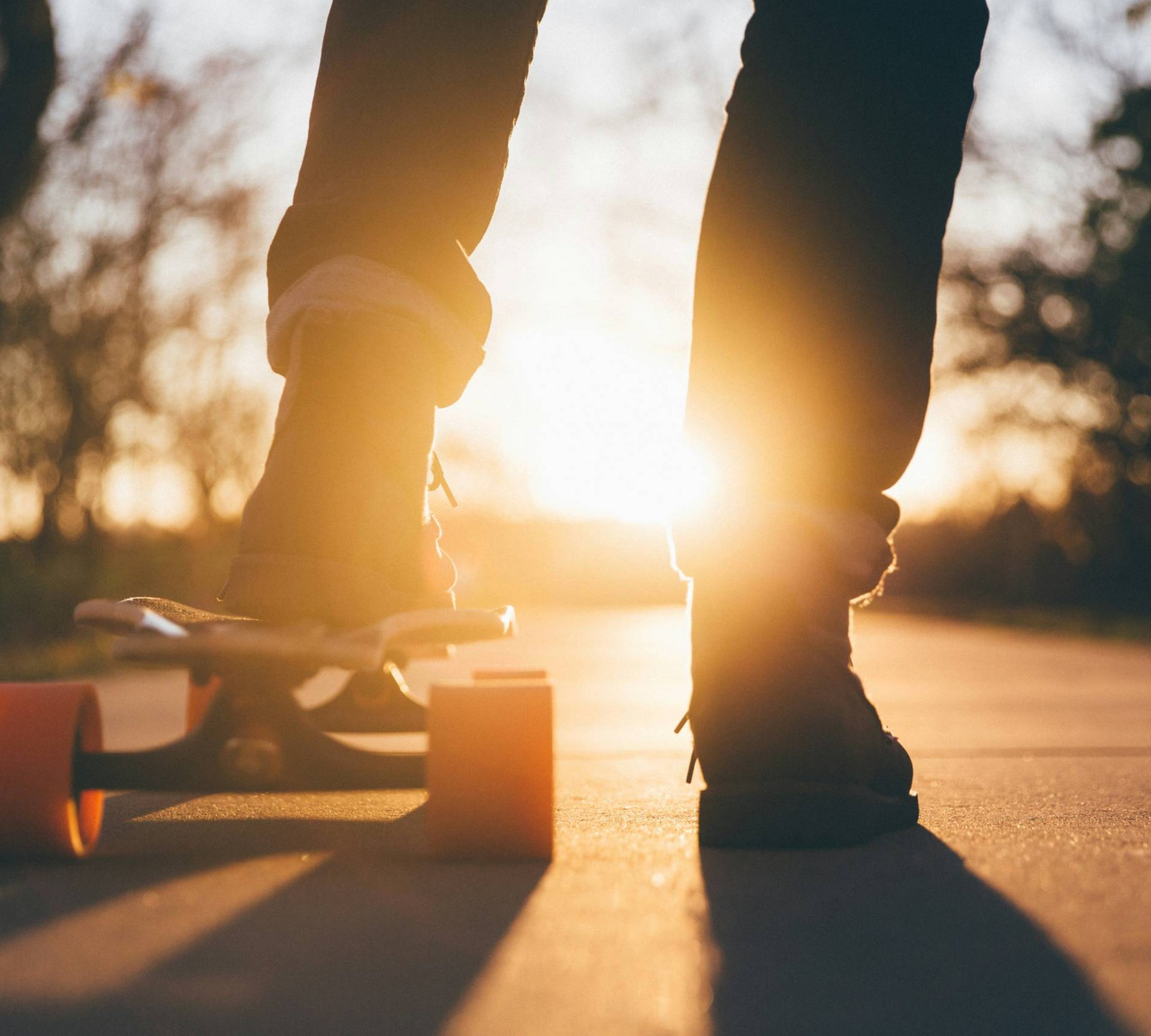 Abenteuer im Teenager-Hotel in Südtirol Person auf Skateboard bei Sonnenuntergang im Park