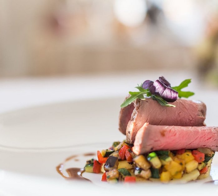 Pure Flexibilität im TYROL Family Retreat Rinderfilet mit Gemüsewürfeln auf weißem Teller angerichtet