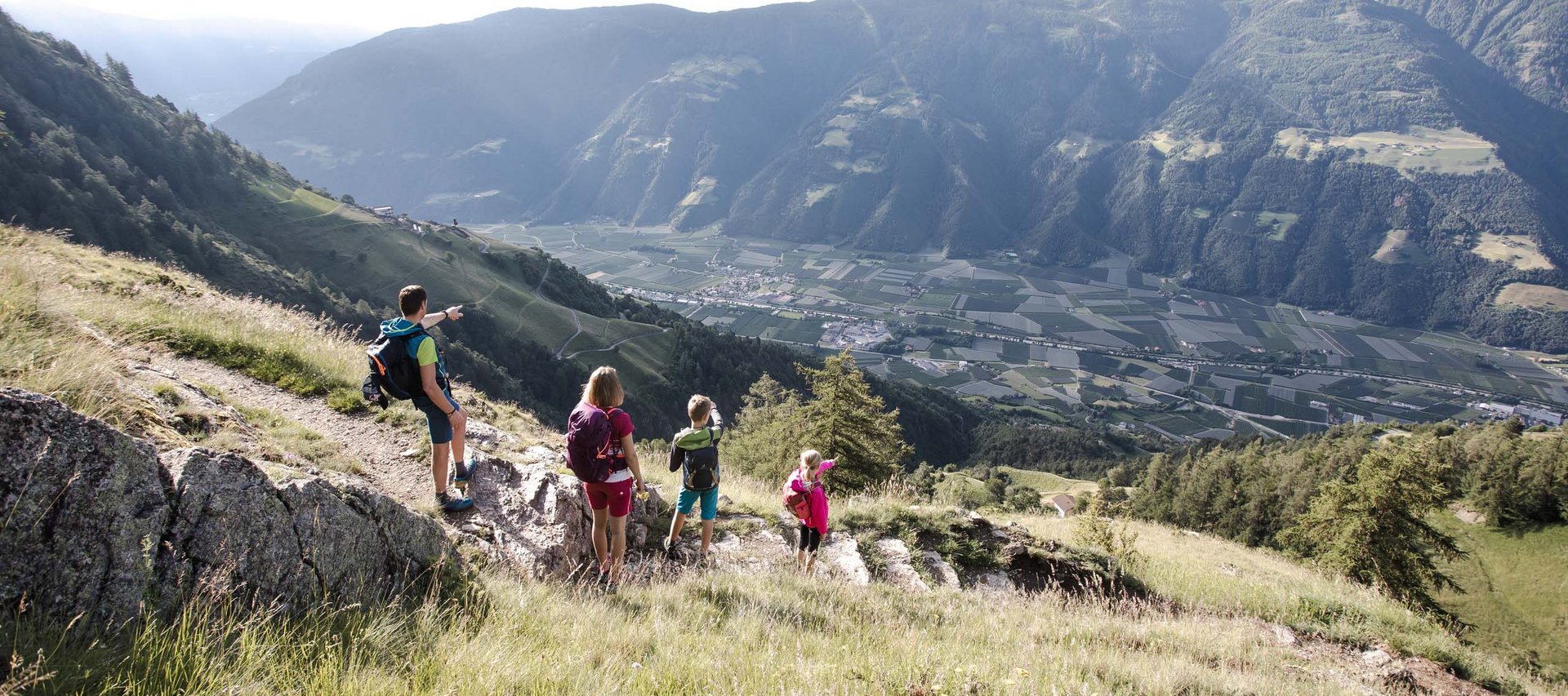 Langeweile ade im Aktivhotel in Südtirol Familie wandert auf Bergweg mit Blick auf Tal und Berge