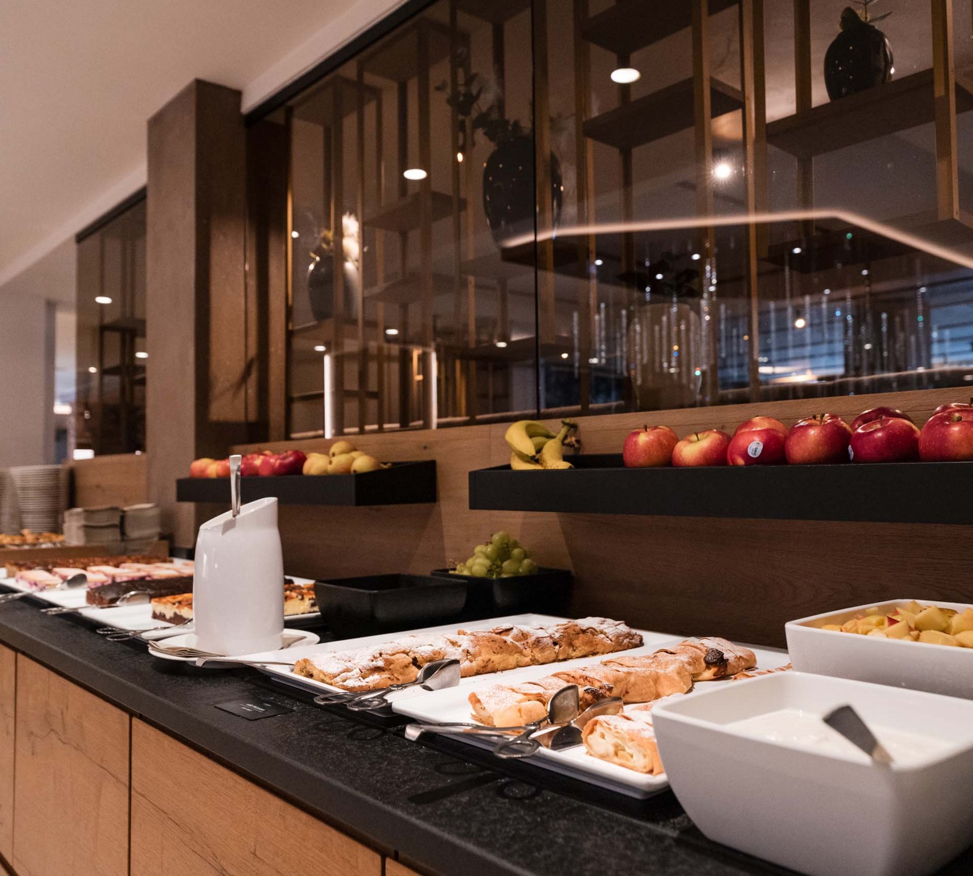 Pure Flexibilität im TYROL Family Retreat Buffet mit Obst, Gebäck und Joghurt in modernem Restaurant