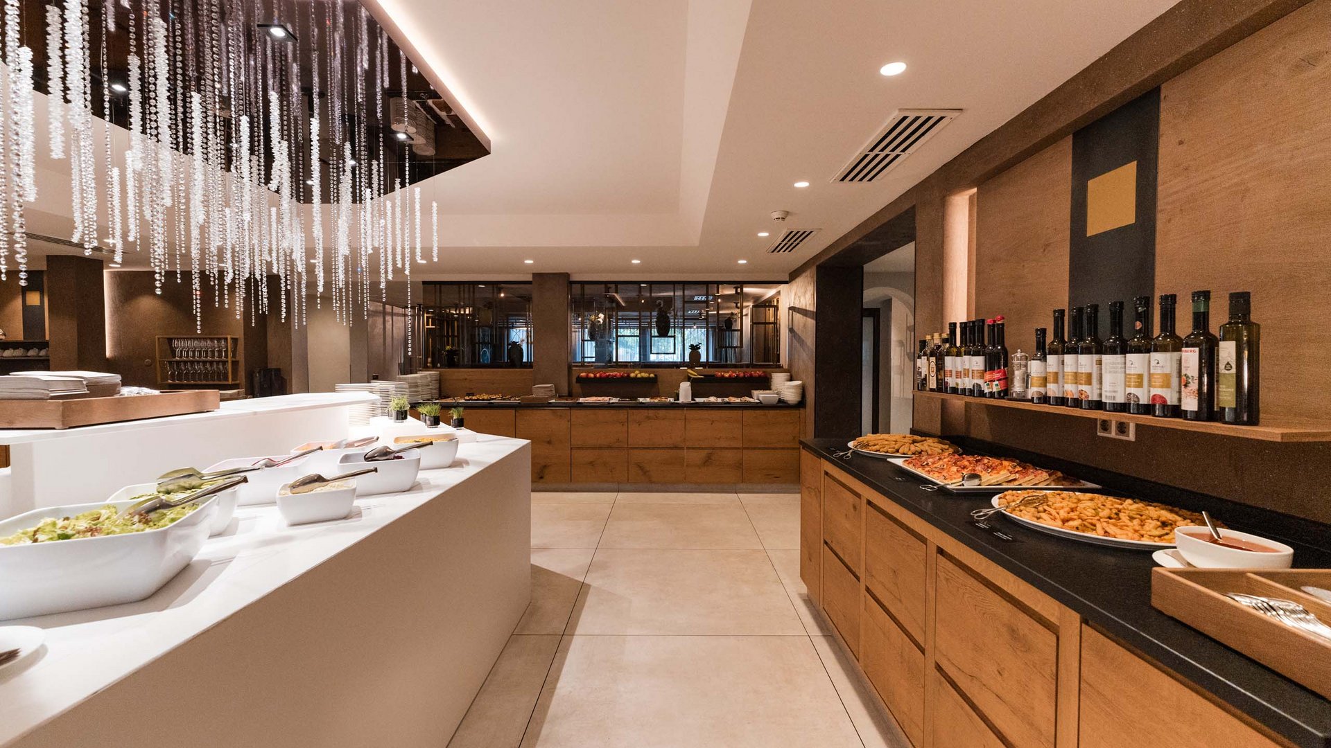 TYROL Family Retreat als Familienhotels in Südtirol Modernes Buffet mit Speisen und Weinen in gemütlichem Restaurant