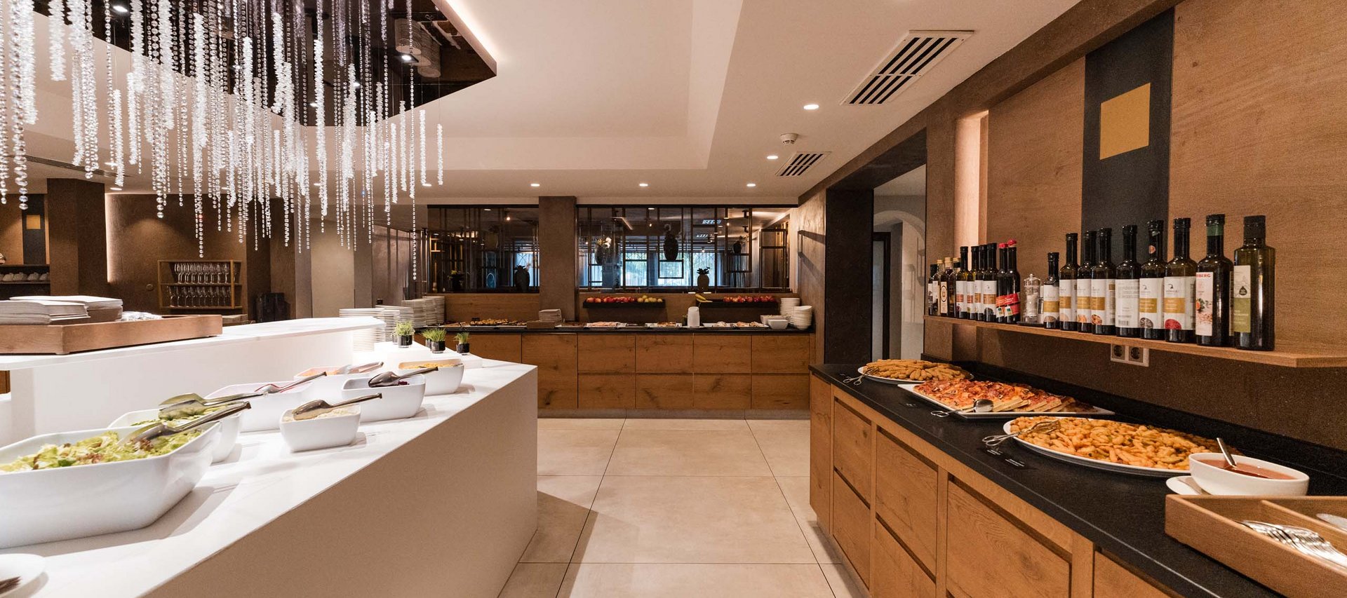 Pure Flexibilität im TYROL Family Retreat Modernes Buffet mit Speisen und Weinen in gemütlichem Restaurant