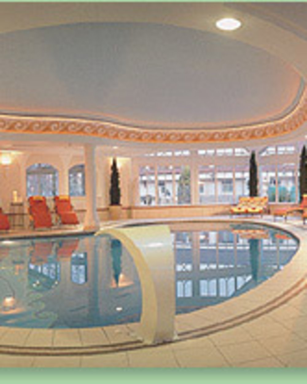 Eure Märchenwelt: das 4-Sterne-Hotel in Naturns Innenaufnahme eines beheizten Pools mit Liegestühlen in einem Wellnessbereich