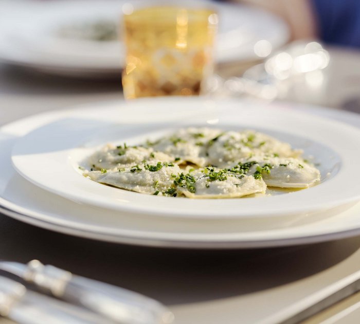 Pure Flexibilität im TYROL Family Retreat Teller mit gefüllten Ravioli garniert mit Kräutern und Käse