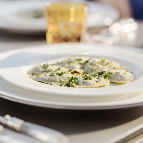 Pure Flexibilität im TYROL Family Retreat Teller mit gefüllten Ravioli garniert mit Kräutern und Käse