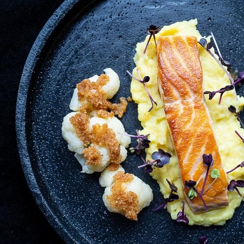 Pure Flexibilität im TYROL Family Retreat Gegrilltes Lachsfilet auf Kartoffelpüree mit Blumenkohl und Mikrokresse