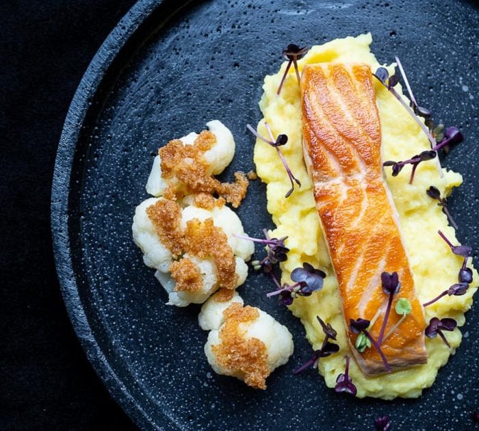 Pure Flexibilität im TYROL Family Retreat Gegrilltes Lachsfilet auf Kartoffelpüree mit Blumenkohl und Mikrokresse