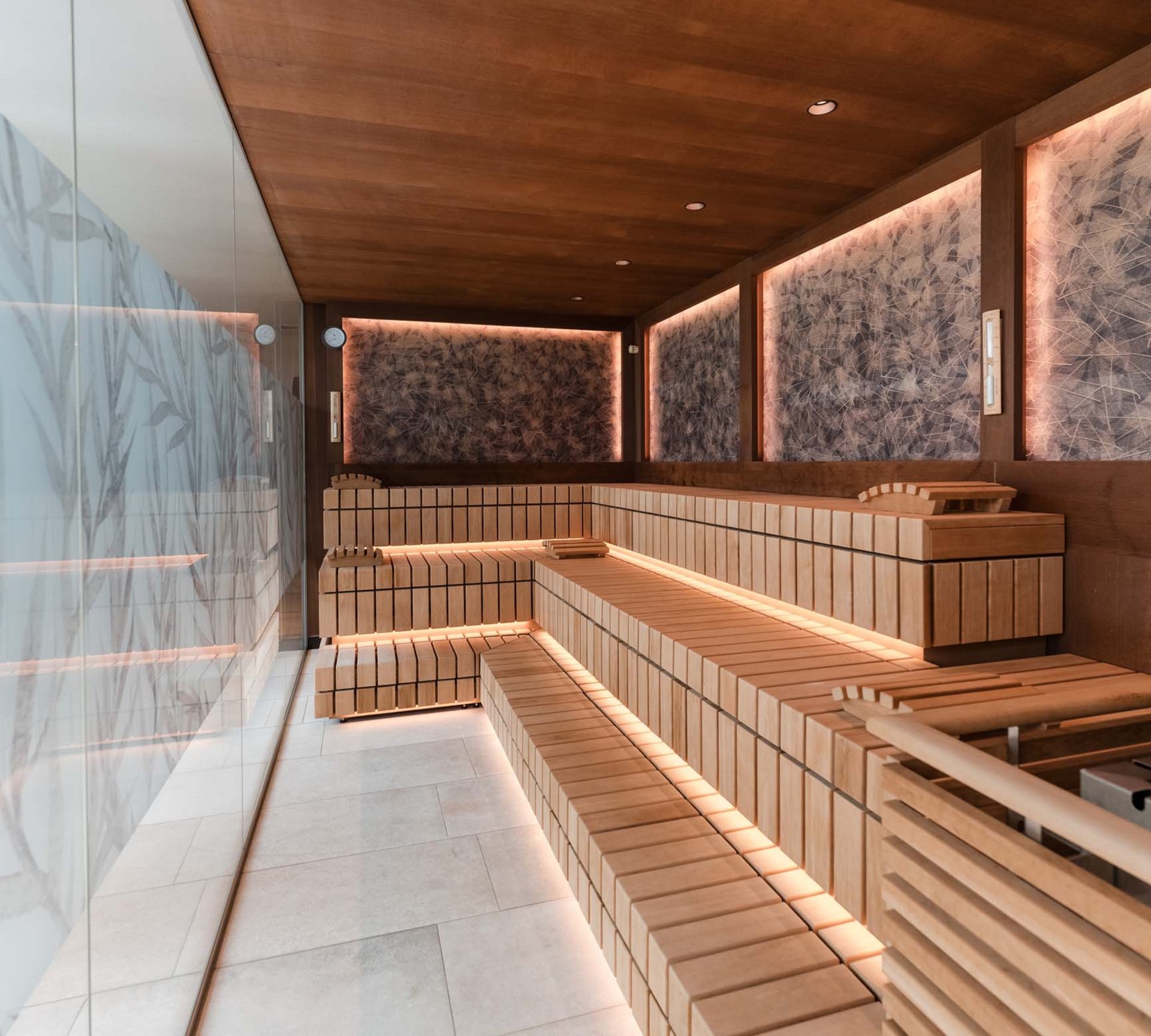 Ab in die Sauna in Naturns! Moderne Sauna mit Holzverkleidung und indirekter Beleuchtung