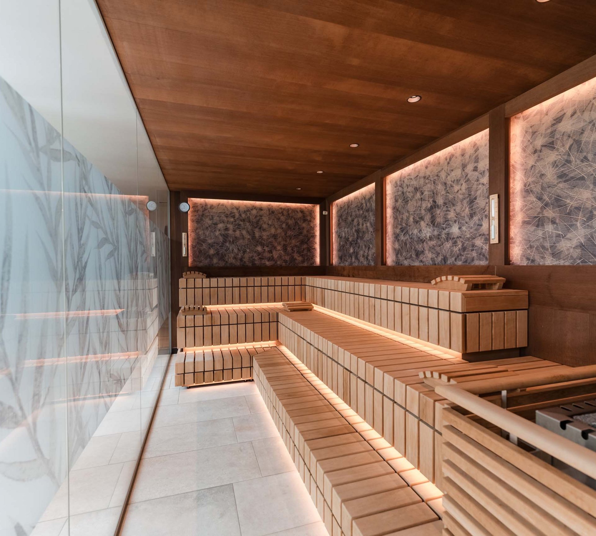 Erholung im Wellnesshotel in Naturns Moderne Sauna mit Holzverkleidung und indirekter Beleuchtung