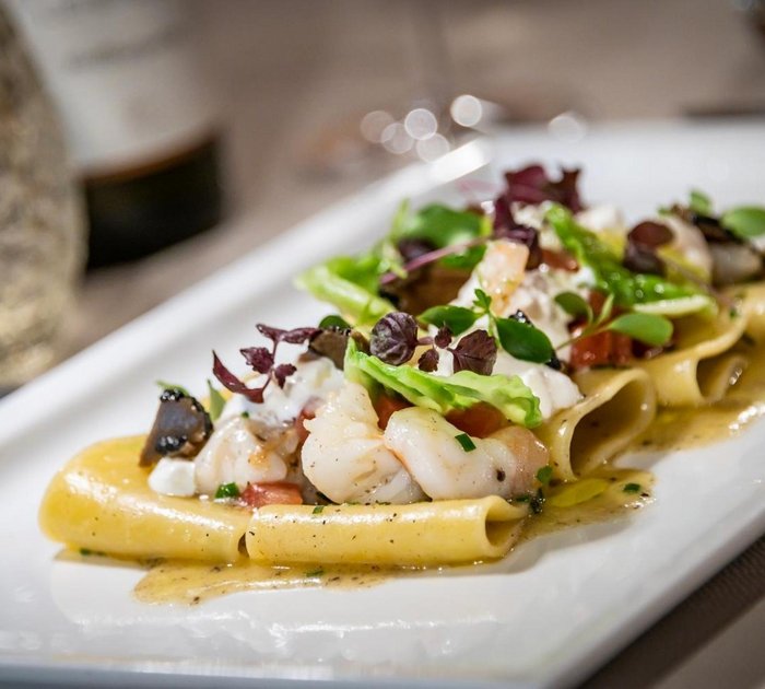 Pure Flexibilität im TYROL Family Retreat Garnelenpasta mit Kräutern und Sahnesauce auf weißem Teller