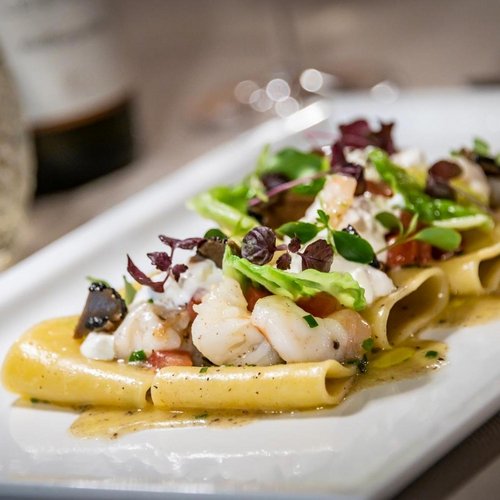 Pure Flexibilität im TYROL Family Retreat Garnelenpasta mit Kräutern und Sahnesauce auf weißem Teller