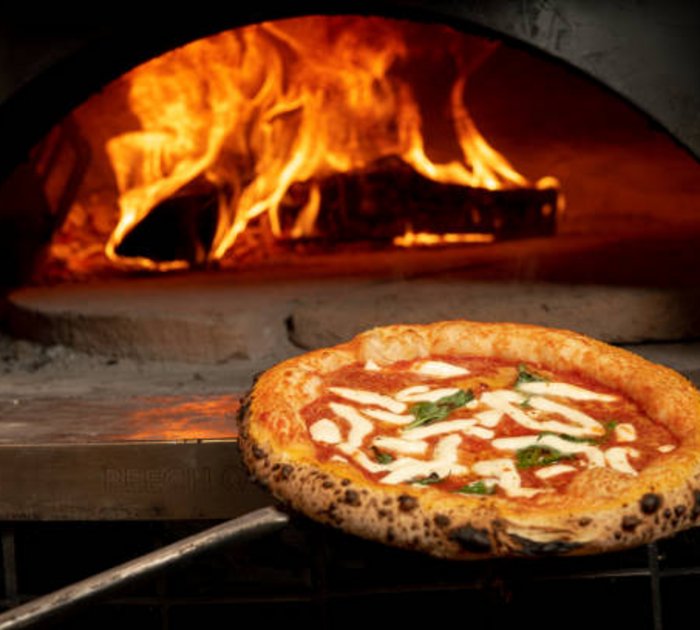 Pure Flexibilität im TYROL Family Retreat Pizza wird in einem traditionellen Holzofen gebacken