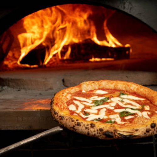 Pure Flexibilität im TYROL Family Retreat Pizza wird in einem traditionellen Holzofen gebacken