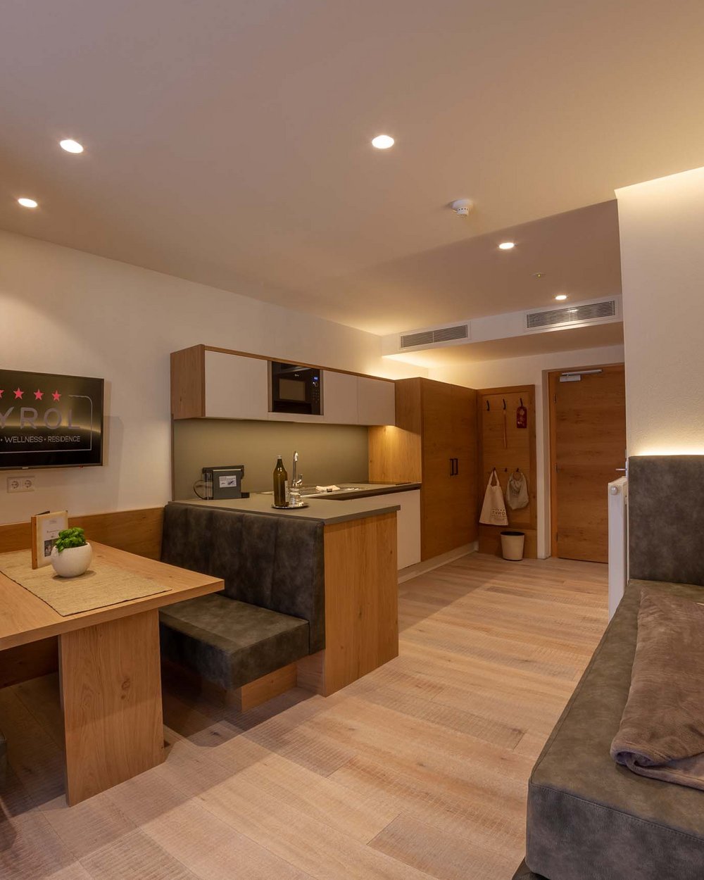 Eure Märchenwelt: das 4-Sterne-Hotel in Naturns Modern eingerichteter Wohnbereich mit Küche und Sitzecke in Ferienwohnung